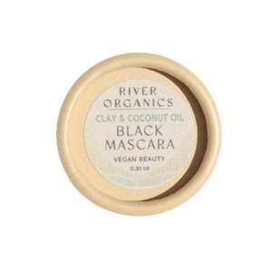 Puede incluir: Un peque&ntilde;o recipiente redondo de cart&oacute;n con una etiqueta que dice "River Organics Arcilla & Aceite de Coco Mascara Negra Vegan Beauty 0.30 oz."