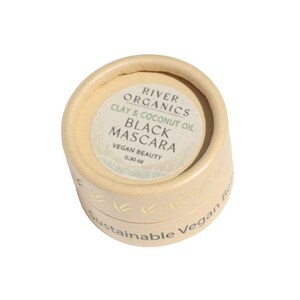 Puede incluir: Un peque&ntilde;o recipiente redondo de cart&oacute;n con una etiqueta dorada que dice "River Organics Arcilla & Aceite de Coco M&aacute;scara Negra Belleza Vegana 0,30 oz". El recipiente est&aacute; etiquetado como "Belleza Vegana Sostenible" en la parte inferior.