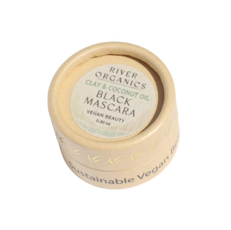 Puede incluir: Un peque&ntilde;o recipiente redondo de cart&oacute;n con una etiqueta dorada que dice "River Organics Arcilla & Aceite de Coco M&aacute;scara Negra Belleza Vegana 0,30 oz". El recipiente est&aacute; etiquetado como "Belleza Vegana Sostenible" en la parte inferior.