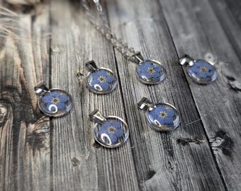 Handmade resin pendant with real forget-me-not flowers, available with or without a chain - botanical jewelry - diy