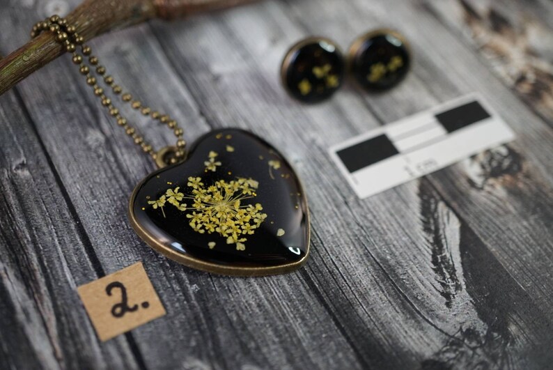 Jewelry set-Necklace with Pendant and Stud Earrings with real little Flowers-KunstharzResin