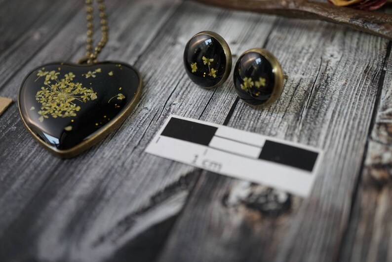 Jewelry set-Necklace with Pendant and Stud Earrings with real little Flowers-KunstharzResin