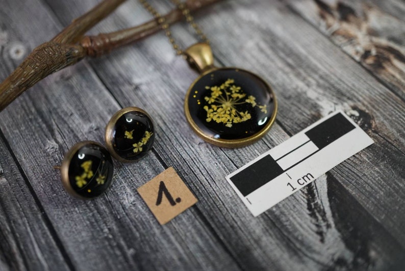 Jewelry set-Necklace with Pendant and Stud Earrings with real little Flowers-KunstharzResin