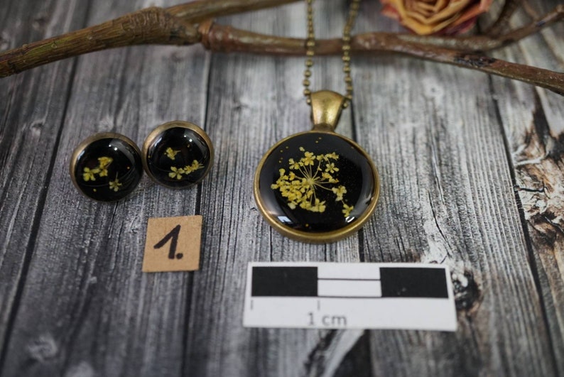 Jewelry set-Necklace with Pendant and Stud Earrings with real little Flowers-KunstharzResin