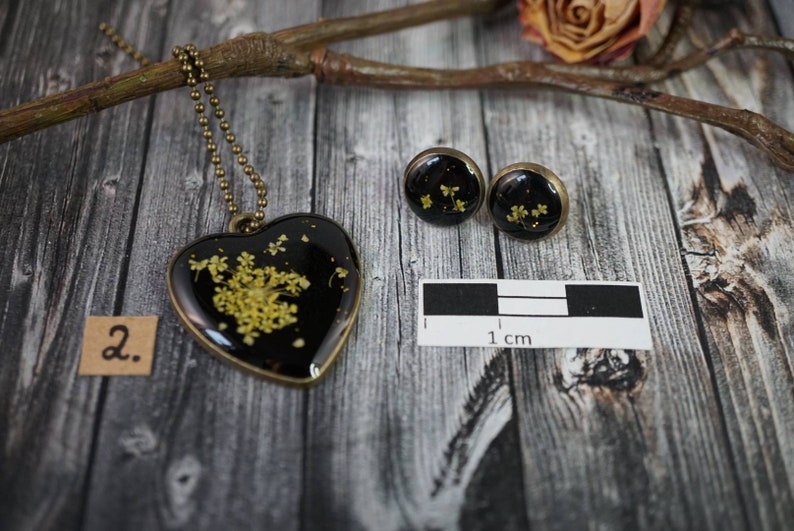 Jewelry set-Necklace with Pendant and Stud Earrings with real little Flowers-KunstharzResin