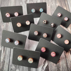 1x pair of hypoallergenic wooden earrings - 0.6 cm, 0.8 cm or 1.0 with pink glitter (without metals or with stainless steel plug) - synthetic resin