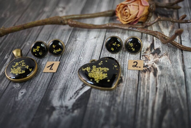 Jewelry set-Necklace with Pendant and Stud Earrings with real little Flowers-KunstharzResin