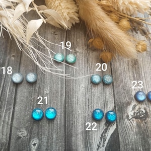 Könnte beinhalten: Sortiment von 10 kleinen runden Harz-Cabochons in Blautönen und Türkis. Die Cabochons sind von 18 bis 23 nummeriert.