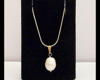 Minimalist Pearl Pendant. 18kt Gold Plate. Adjustable Chain