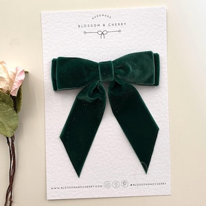Fiocco per capelli in velluto verde, accessorio per invitati a nozze, fiocco per occasioni speciali, pezzo per capelli da damigella d&#39;onore, accessorio per capelli formale, regalo elegante per lei