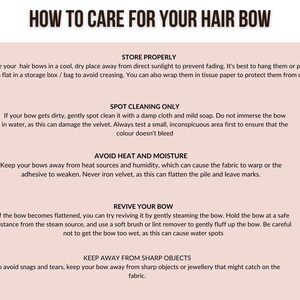 Pode incluir: Um guia ilustrado rosa e branco com o t&iacute;tulo "Como cuidar do seu la&ccedil;o de cabelo" e instru&ccedil;&otilde;es sobre como guardar, limpar e reviver la&ccedil;os de cabelo. O guia tamb&eacute;m inclui instru&ccedil;&otilde;es sobre como manter os la&ccedil;os de cabelo longe do calor, da umidade e de objetos afiados.