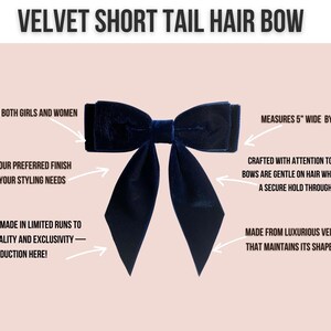Pode incluir: Um la&ccedil;o de cabelo de veludo azul marinho com caudas curtas. O la&ccedil;o mede 12,7 cm de largura por 15,2 cm de comprimento. &Eacute; feito com aten&ccedil;&atilde;o aos detalhes e &eacute; feito de fita de veludo luxuosa que mant&eacute;m sua forma ao longo do tempo.