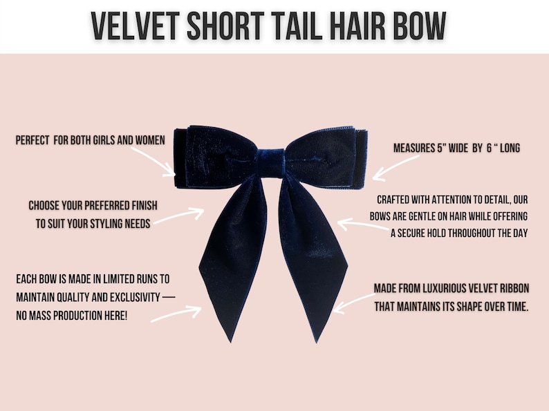 Pode incluir: Um la&ccedil;o de cabelo de veludo azul marinho com caudas curtas. O la&ccedil;o mede 12,7 cm de largura por 15,2 cm de comprimento. &Eacute; feito com aten&ccedil;&atilde;o aos detalhes e &eacute; feito de fita de veludo luxuosa que mant&eacute;m sua forma ao longo do tempo.