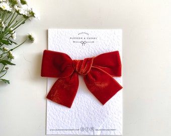 Spinka do włosów Rust Velvet Bow, opaska z aksamitu. Aksamitna kokarda dla dziewczynek. Aksamitna kokarda dla niemowląt, kokarda dla noworodków.