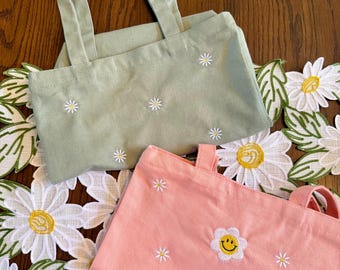 Bestickte Daisy Canvas Tragetasche im Cottagecore Stil, Reißverschluss