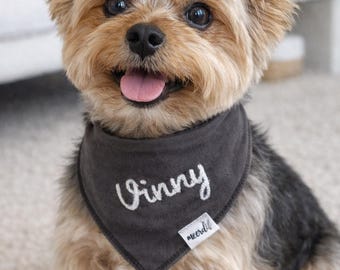 Personalisiertes besticktes Hundehalstuch