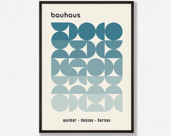 Op de afbeelding: Een minimalistische geometrische print met een gradiënt van blauwe cirkels en halve cirkels. De print heeft de tekst "bauhaus" en "weimar - dessau - bernau" bovenaan en onderaan.