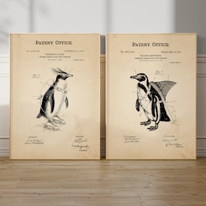 Può includere: Due disegni di brevetto vintage per invenzioni di pinguini. Il primo disegno mostra un pinguino con pattini a razzo con il testo "EUBERTUS CLARK ROCKET SKATES FOR PENGUIN" e il secondo disegno mostra un pinguino con una tuta di squalo motorizzata con il testo "WILBUR RETWORTH POWERED SHARK SUIT FOR PENGUIN".