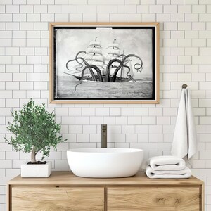 Eigenzinnige vintage nautische muurafdrukken set voor zeildecoratie grappige octopus kunst zeemonsters zwart wit surrealistische foto's grillig oceaanthema Black and White