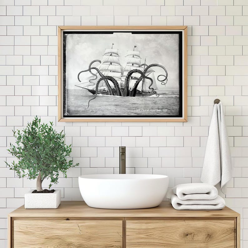 Eigenzinnige vintage nautische muurafdrukken set voor zeildecoratie grappige octopus kunst zeemonsters zwart wit surrealistische foto's grillig oceaanthema Black and White