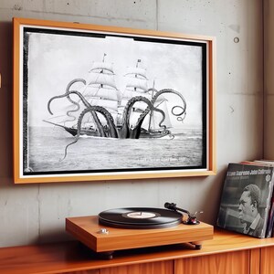 Eigenzinnige vintage nautische muurafdrukken set voor zeildecoratie grappige octopus kunst zeemonsters zwart wit surrealistische foto's grillig oceaanthema afbeelding 13