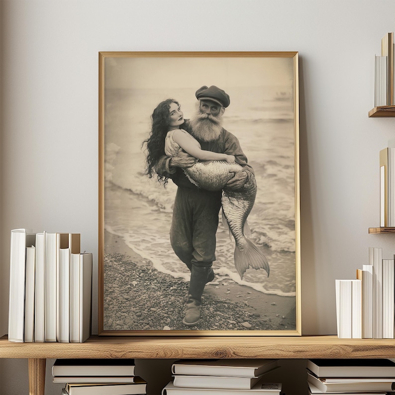 K&ouml;nnte beinhalten: Ein Schwarzwei&szlig;-Foto aus der Vintage-Zeit, das einen Mann mit langem Bart zeigt, der eine Meerjungfrau am Schwanz h&auml;lt. Der Mann tr&auml;gt einen Matrosenhut und einen langen Mantel. Die Meerjungfrau tr&auml;gt einen Muschelbh und hat lange, flie&szlig;ende Haare. Das Foto ist vor einem Strandhintergrund aufgenommen.