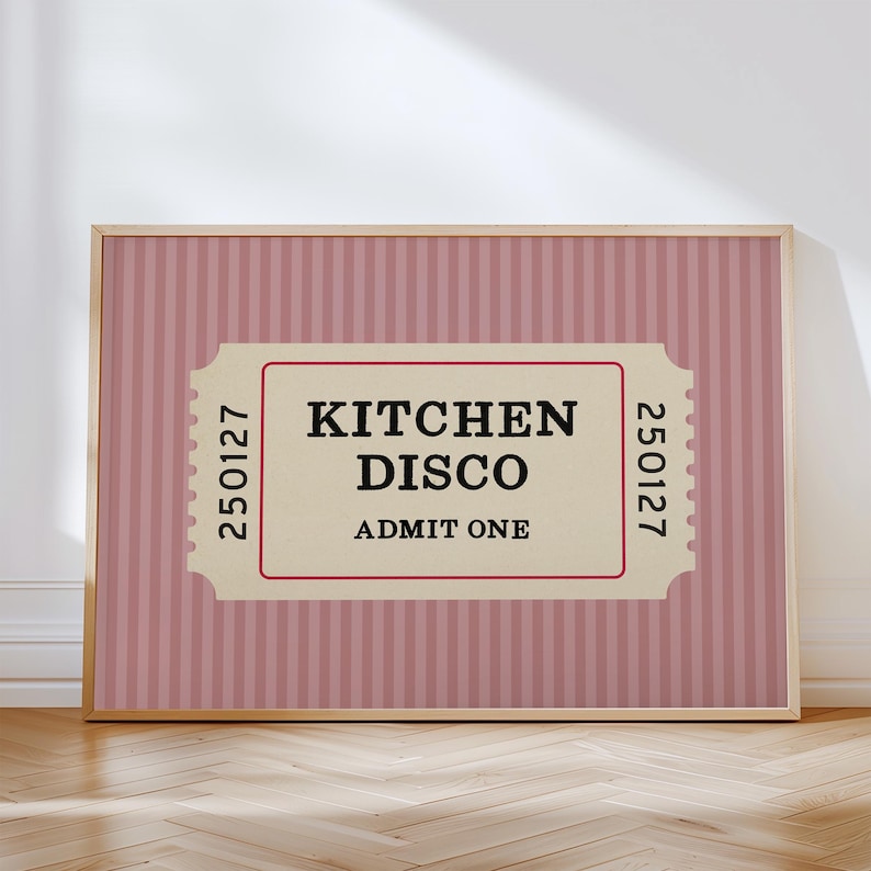 Puede incluir: Impresi&oacute;n enmarcada con un dise&ntilde;o de boleto que muestra las palabras "KITCHEN DISCO ADMIT ONE" en negro. El boleto est&aacute; sobre un fondo a rayas rosas. El marco es de color marr&oacute;n claro.