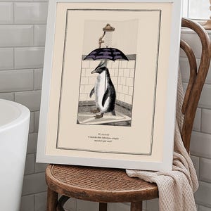 Op de afbeelding: Ingelijste zwart-wit illustratie van een pingu&iuml;n die onder een paraplu douche neemt. De pingu&iuml;n staat in een douchecabine met een douchekop erboven. De tekst luidt: "Een kapsel dat zo fantastisch is, mag gewoon niet nat worden!"