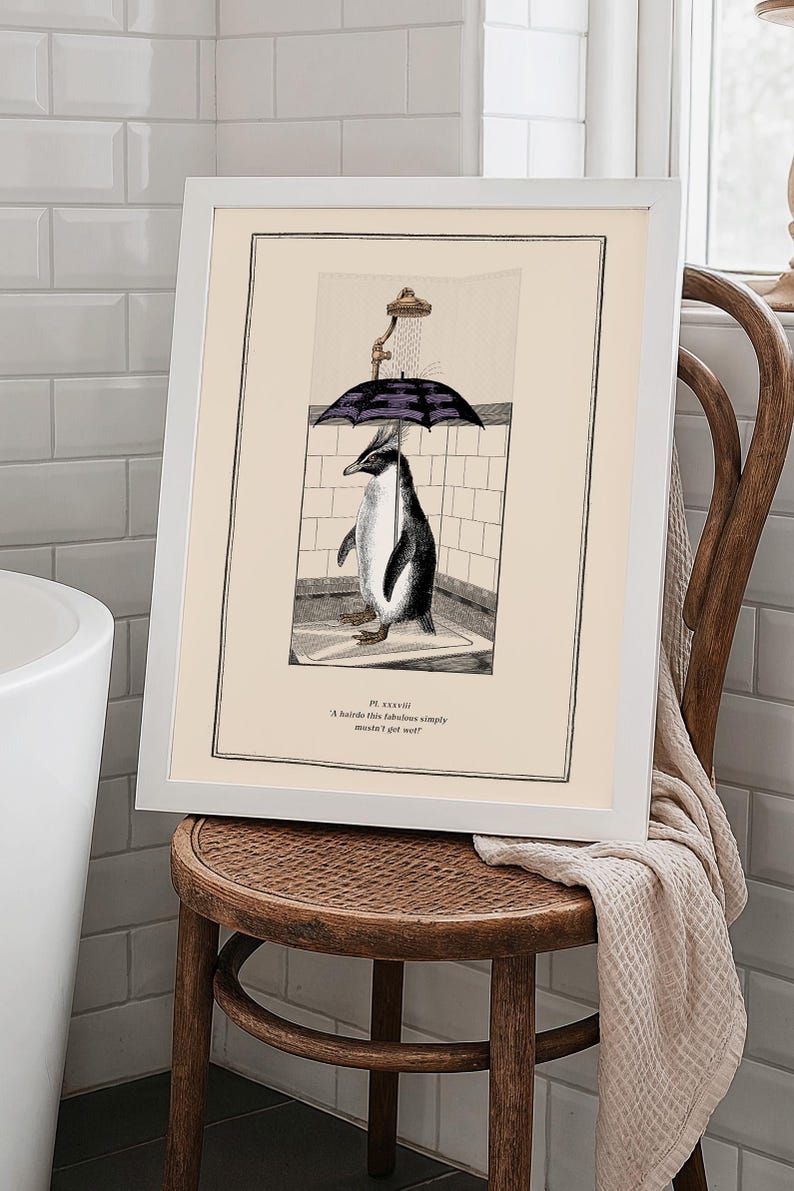 Op de afbeelding: Ingelijste zwart-wit illustratie van een pingu&iuml;n die onder een paraplu douche neemt. De pingu&iuml;n staat in een douchecabine met een douchekop erboven. De tekst luidt: "Een kapsel dat zo fantastisch is, mag gewoon niet nat worden!"