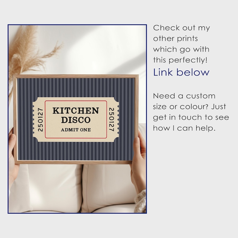 Puede incluir: Una impresi&oacute;n enmarcada con un fondo a rayas azul marino y un dise&ntilde;o en forma de boleto que dice "KITCHEN DISCO ADMIT ONE". La impresi&oacute;n est&aacute; sostenida por manos y tiene un marco de madera. El texto "Link below" tambi&eacute;n es visible.
