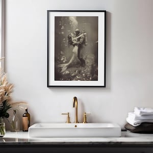 Puede incluir: Una fotograf&iacute;a en blanco y negro de una pareja bajo el agua. La mujer es una sirena con una cola larga y el hombre es un buzo que lleva un traje de buceo. Se abrazan y se besan.