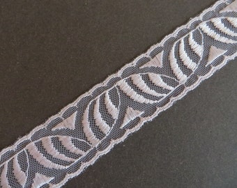 3 m white inelastic lace, 3 cm wide.