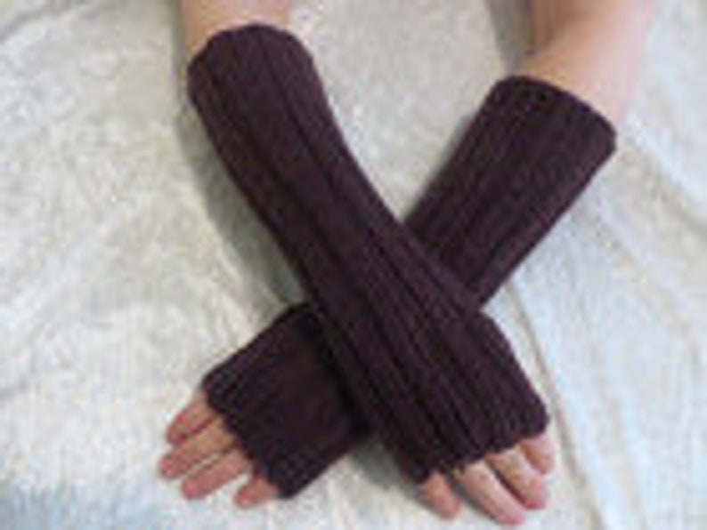 Chauffe-poignets marron foncé avec trous pour les pouces en laine de chaussette image 1