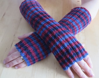 Bunte handgestrickte Pulswärmer aus myboshi Sockenwolle mit Daumenloch