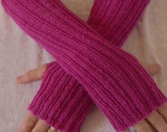 Chauffe-poignets roses tricotés à la main en laine pour chaussettes Regia de Schachenmayr avec un trou pour le pouce