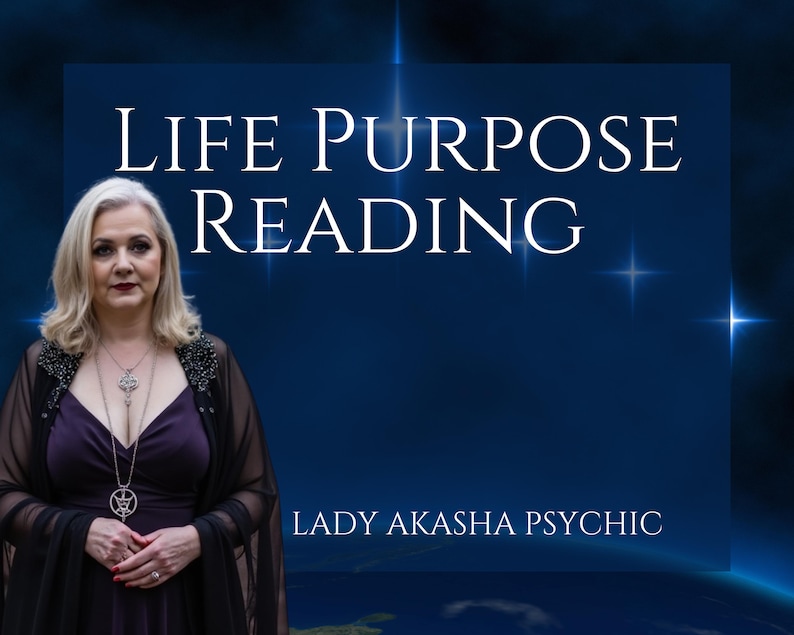 Puede incluir: Una mujer con cabello rubio y un vestido morado oscuro est&aacute; centrada frente a un fondo azul oscuro. El texto "LIFE PURPOSE READING" se muestra en blanco. El texto "LADY AKASHA PSYCHIC" se muestra en la parte inferior.