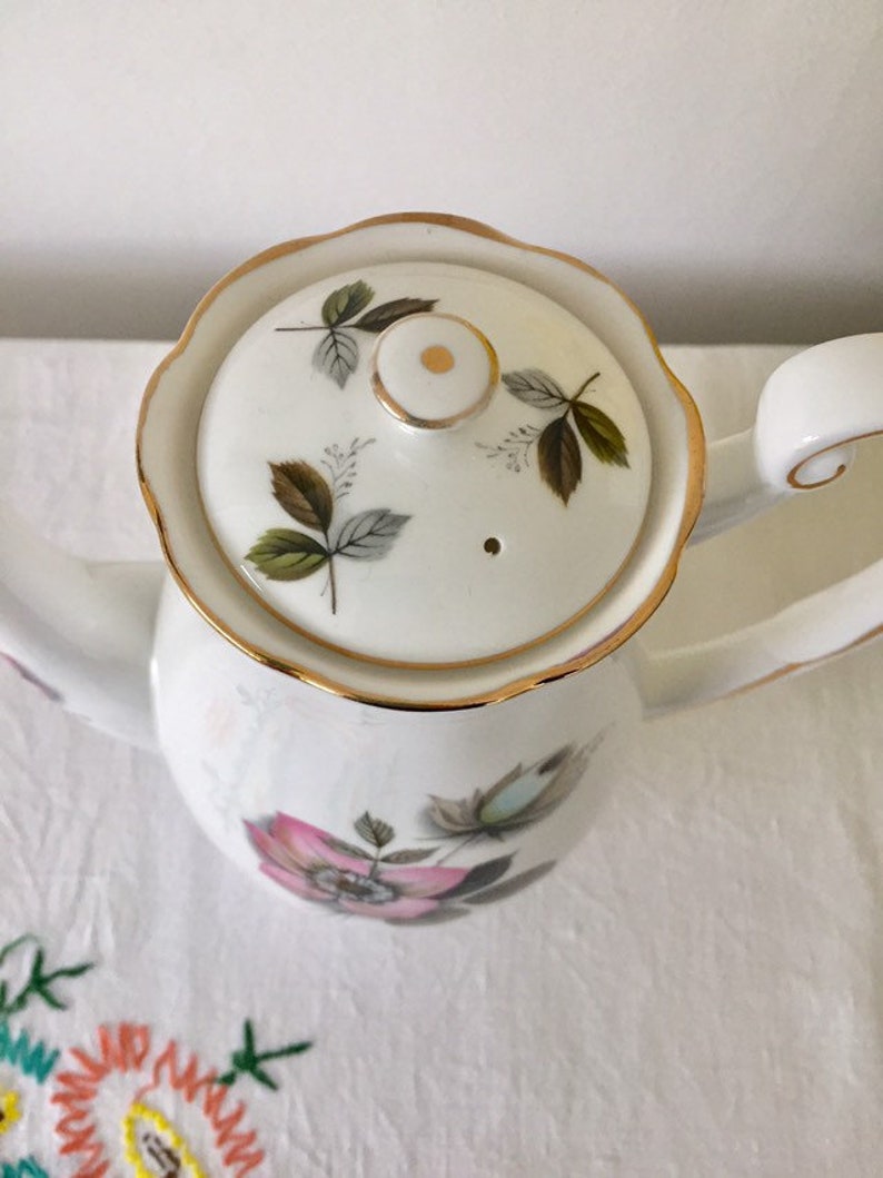 Gorgeous royal standard /'Pompadour/' teapot
