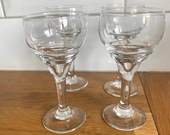 Set di 4 calici da vino vintage sfaccettati.