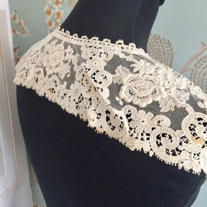 Stunning antique Victorian/Edwardian lace crochet collar. Detachable lace dress collar.