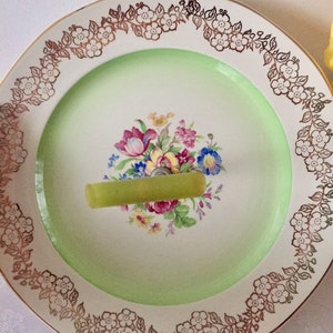 Vintage 1930&#39;s Royal Tudor ware cake plate with Bakelite handle.