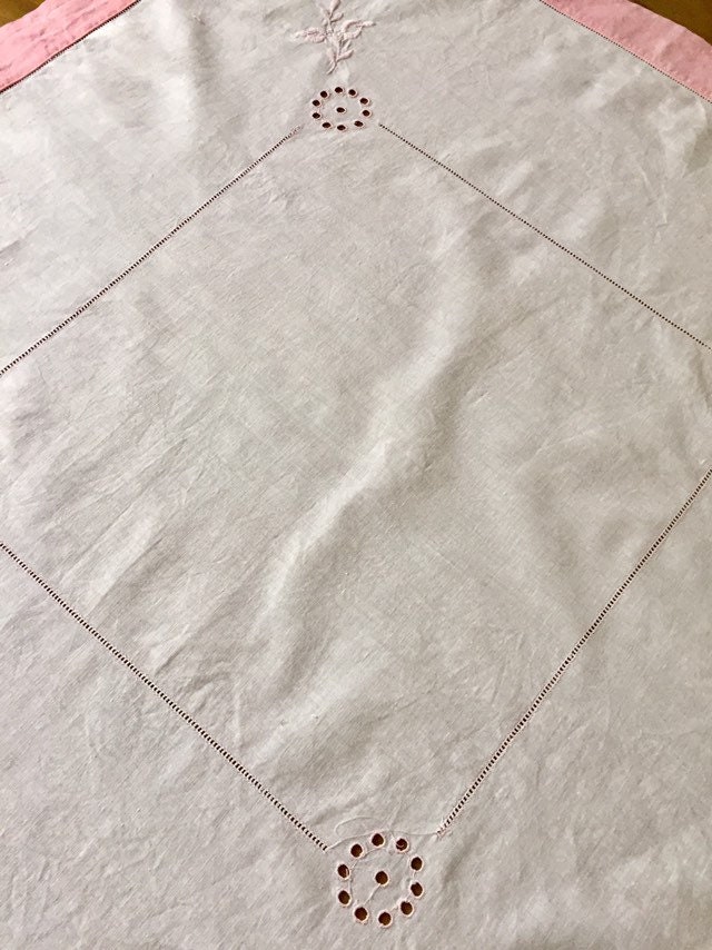 ヴィンテージ リネン ピンク刺繍テーブルクロス。1940 ～ 1950 年代