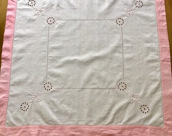 ヴィンテージ リネン ピンク刺繍テーブルクロス。1940 ～ 1950 年代
