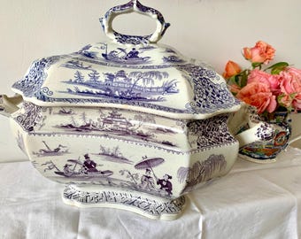 Rare très grande soupière antique à motif de saule. Soupière avec couvercle.
