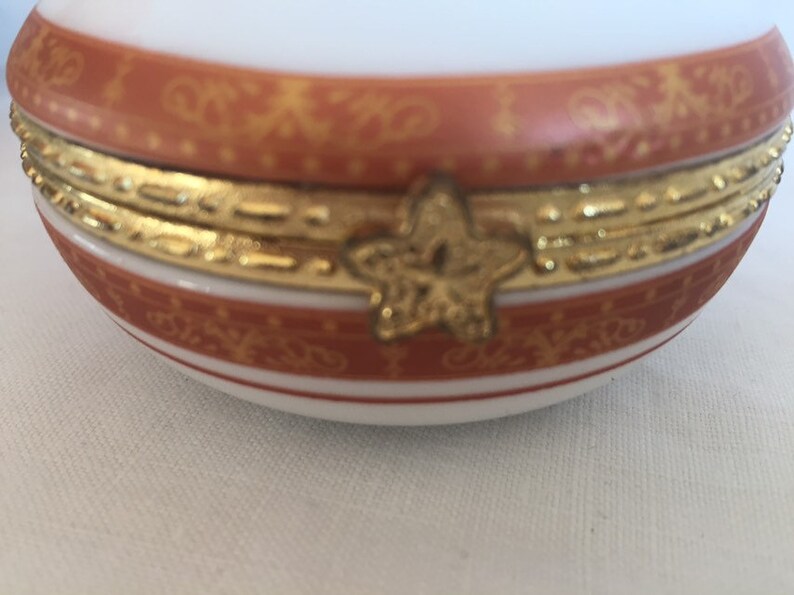 Vintage porcelain red trinket box Ring box. Pill pot