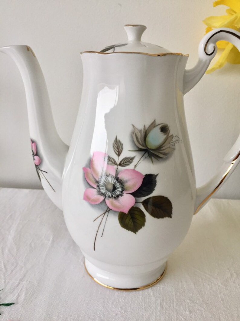 Gorgeous royal standard /'Pompadour/' teapot