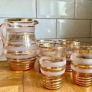 1950’s mid century modern. Vintage lemonade pitcher or jug. Four water glasses included.