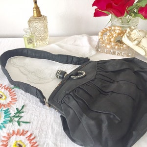 Bolsa de noite deslumbrante de seda preta. Exuberância Art Déco.