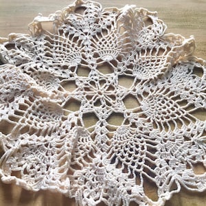 Vintage crochet table centrepiece or vintage tray cloth. Large crochet doily.