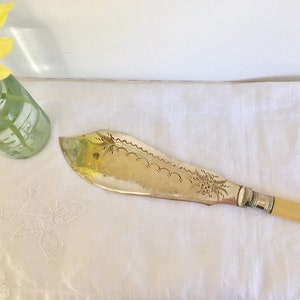 Vintage resin handled fish slice.