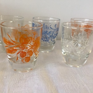 Vintage 5 1950&#39;s shot glasses. Decorated with flowers